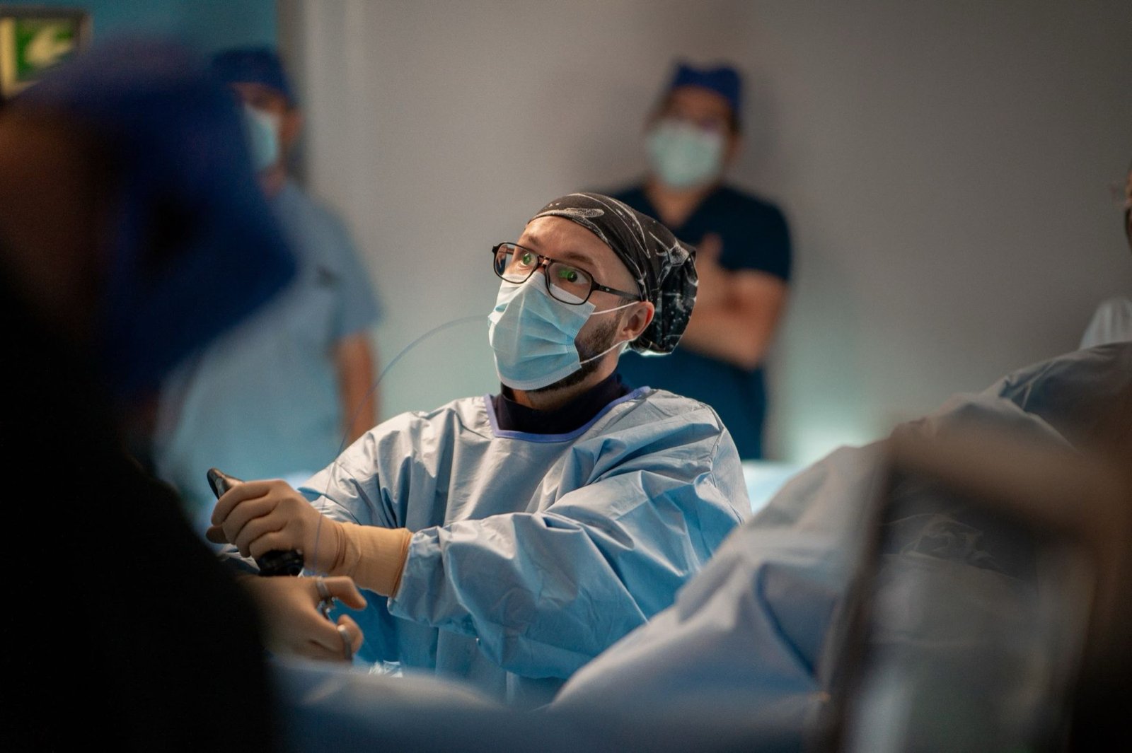 Procedimiento de mínima invasión con láser en quirófano